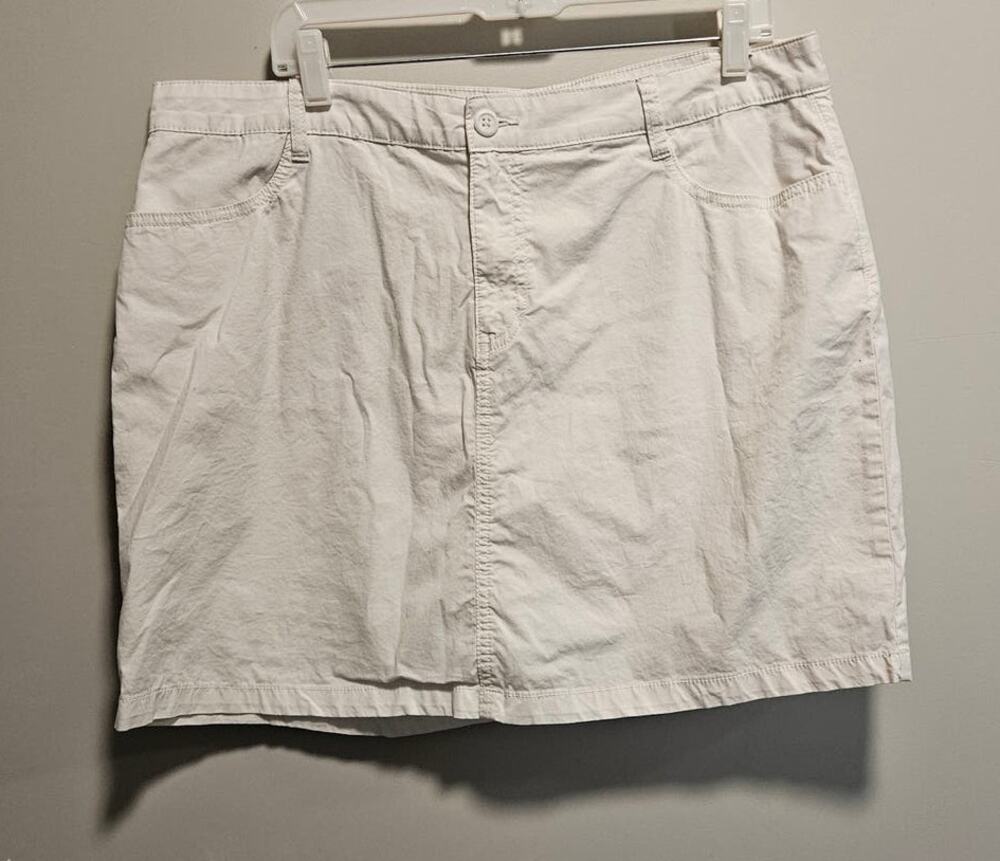 St. Johns Bay Women's White Skort Size 18
